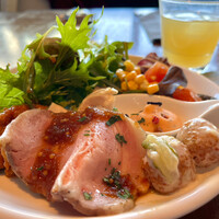 The Kitchen Salvatore Cuomo NAGOYA - ビュッフェ一皿目。ローストポークがお気に入り。この後ニョッキやピザを中心にいただきました。