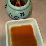 春木屋 - 提供される餃子用の自家製タレと自家製ラー油(R4.12.28撮影)