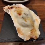 魚けん - お通し 岩牡蠣のチーズ焼き