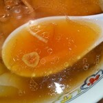 春木屋 - わんたん麺の醤油スープ(R4.12.28撮影)