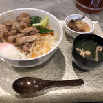 炭火焼肉と炉端 康 - 豚バラ丼、写真の。。この内容で¥500！！