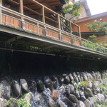 松楓楼 松屋 - こちらが一般の男性露天風呂を渓流沿いの歩道から撮影しました