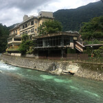 松楓楼 松屋 - こちらが対岸露天風呂側からの建物全景です