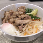 炭火焼肉と炉端 康 - 豚バラ丼