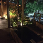 松楓楼 松屋 - 手前が檜のプライベート露天風呂　長い渡り廊下で夕涼みも