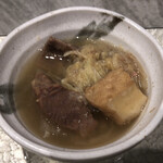 炭火焼肉と炉端 康 - 豚バラ丼に、付いてきた牛すじ煮