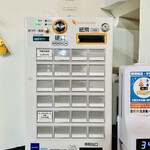 むかん - 食券機の上には食べログ百名店の盾が
      2022年12月28日