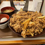 Sukiya - キング牛丼(3点セット) … 奥に漬物が隠れてます