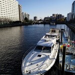 キャプテンズワーフ - お店の横にあるクルージング船