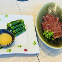 菅乃屋 銀座通り店 - 一文字ぐるぐる＆レバー 馬刺し