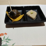神楽坂 鮨 きもと - 先付けの自家製胡麻豆腐とバイ貝