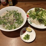 Quan an Vietnam ムサク - フォーガンボ(生野菜盛セット)、1,050円