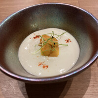 Restaurant Honjin - 伊勢海老と渡り蟹スープ、カリフラワー、敷島の日本酒漬け雲丹のせ、渡り蟹のジュレ
                      ☆ロブションで良く使われる組合せ