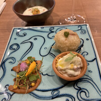 Restaurant Honjin - AMUSE
                    ・ごんぎつねチュイル
                    ・虎河豚のベニェ 西家謹製ゆず胡椒
                    ・風間さん仕立て紋甲烏賊のそうめんタルト
                    ・伊勢海老と渡り蟹スープ、カリフラワー、敷島の日本酒漬け雲丹のせ、神経締め渡り蟹のジュレ