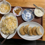 中国家庭料理 貴楽 - 焼き餃子とチャーハン　800円