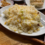 中国家庭料理 貴楽 - 焼き餃子とチャーハン　800円　のチャーハン