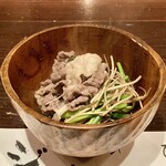 たでの葉 - ツキノワグマのお鍋
      今宵のメインはツキノワグマの鍋、根っこが付いた芹がどっさりと使われています。
      薄切りのツキノワグマの肉は臭みもなく肉質も柔らか、味わいの濃さが頭抜けています！