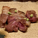 たでの葉 - イノシシ 肩ロース タレ焼き 実山椒
      肉肉しく噛み応えはまさに野山を駆け回る猪らしさがあります。
      赤身の食感とは違うとろける脂身が美味しい♪
      実山椒の爽やかさが甘さスッキリのタレと共に良い味付けです。