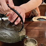 たでの葉 - タカハヤの骨酒
      タカハヤの風味が効いた熱燗、温まります♪