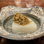 たでの葉 - ふろふき大根
      春に摘んだ蕗を使った味噌かと思いましたら、秋田で11月に落ち葉の間から頭を出した蕗なんだそうです。
      蕗味噌の独特な風味とほろ苦さが柔らかなふろふき大根にアクセントととして美味しいです。