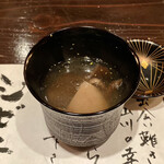 たでの葉 - 天然きのこのお椀
      アブラシメジ、ナラタケ、ナメコ、ハナイグチのキノコは秋田からの天然物、いいお出汁が出て自然なとろみが良い塩梅です♪