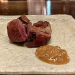 たでの葉 - 鹿児島産 オナガガモ 
      これぞ天然の鴨と言ったワイルドさのある味わいが素晴らしい！
      唐辛子味噌のピリ辛さと一緒に鴨の旨味を堪能しました♪