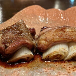 たでの葉 - 鴨のネギマ 粉山椒
      鴨肉の弾力の強い噛み応えがひと際インパクトがあります！
      ネギの焦げたほろ苦さに鴨肉の旨味が織りなすハーモニーがとても良く実に旨味のある味わいなのです♪
      お皿は富士山なのです。