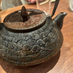 鳥茂 - 日本酒は南部鉄器で提供される