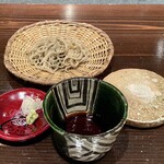 たでの葉 - 締めの手打ち蕎麦
      小鶴さんの手打ち蕎麦、今回は北海道の摩周湖の蕎麦粉を使われています。
      香り良くツルッとした喉越し、小鶴さん手打ち蕎麦はいつもながら美味しいのです。