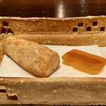 たでの葉 - 海老芋にカラスミ
      揚げたての海老芋は熱々でほんのりと甘みがあります。
      どちらも単体で美味しいのですが、一緒にいただくとカラスミの塩味と旨味が海老芋にまことに合うのです♪