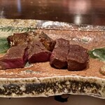 たでの葉 - 蝦夷鹿ロース タレ焼き
      赤身はさっぱりとした蝦夷鹿らしさがあり、脂は融点がかなり低いのか直ぐに口の中でとろけます。
      酸味のあるマスタードがとても良い組み合わせ、冬の蝦夷鹿は旨味に富んでます。