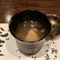 たでの葉 - 天然きのこのお椀
                    アブラシメジ、ナラタケ、ナメコ、ハナイグチのキノコは秋田からの天然物、いいお出汁が出て自然なとろみが良い塩梅です♪