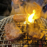 生焼きホルモン 元家 - 上質なタンからは上質な脂が