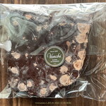 ヴェンキ - ブルット＆ヴォーノ ダークチョコレート ウィズ ヘーゼルナッツ　100g 1,800円（税別）