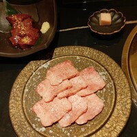 個室焼肉 雲海 - レバー　と　上タン塩　をオーダー
