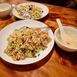 蒼龍唐玉堂 - 豚青菜炒飯とセットのスープ　奥は卵レタス炒飯