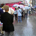 吉祥寺さとう - 雨の中の行列。これでも半分は進んでます。