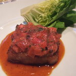 オーベルジュ・ド・リル - スペアリブのブレゼ　スパイス風味　リュバーブとパッションのコンフィチュール添え　　甘酸っぱいソースと共に.