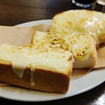 Oashisu - オープントースト チーズ380円 自家焙煎アイス珈琲450円