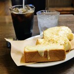 オアシス - オープントースト チーズ380円 自家焙煎アイス珈琲450円