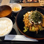 Kingu Yakisoba - ホルモン焼きそば定食(税込1,030円)