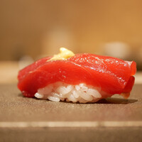 一㐂 - ◇赤身(青森 大畑)
                    しっかり酸味を感じられる赤身に乗せた和がらし。その辛味が酸味を強め、やや塩味方向に味をリードさせ、辛さが粋に抜ける。