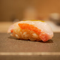 一㐂 - ◇金目鯛
                      粒感のあるシャリがほのかな酸味で身の香りを相乗させてつくられる旨味。
