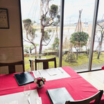 アルチ・ゴーラ - 店内　窓の外は雪が残ってます