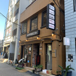 広尾のカレー - 右からの外観（看板に店主の名前が）