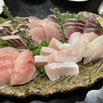 とも - 刺身盛り5点盛り（1品追加）
      太刀魚、カンパチ、ムツ、ブリ、シメサバ、スズキ