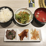 焼肉 灼 - 1,320円の定食のセット（ごはん半分）。普通に食べ応えのあるチャーシューが付いています。お米はかためでした