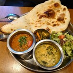 スパイスバザール アチャカナ - カレー２種とナン1000円。３種のものよりカレーの器は大きめ。