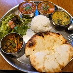 スパイスバザール アチャカナ - カレー３種とチーズクルチャ＆ミニライス1400円