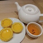 Houmi Hachiman - エッグタルトとジャスミン茶